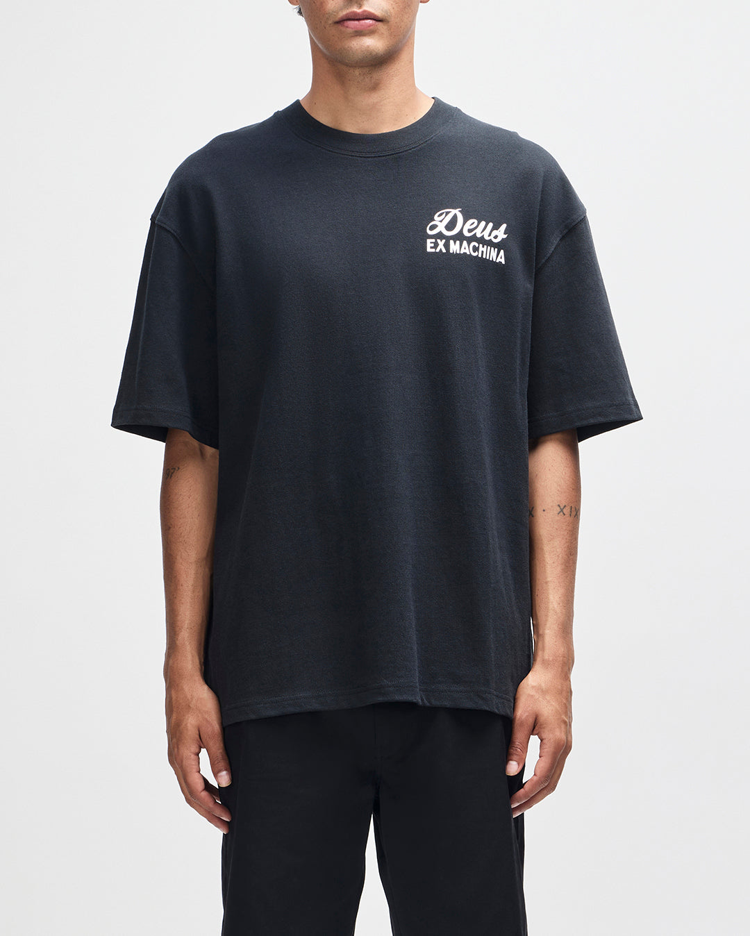 FLUX ✖︎Deus ex Machina SR Mサイズ Deus Ex Machina Harajuku Sign T-Shirt - Black | Wally NZ