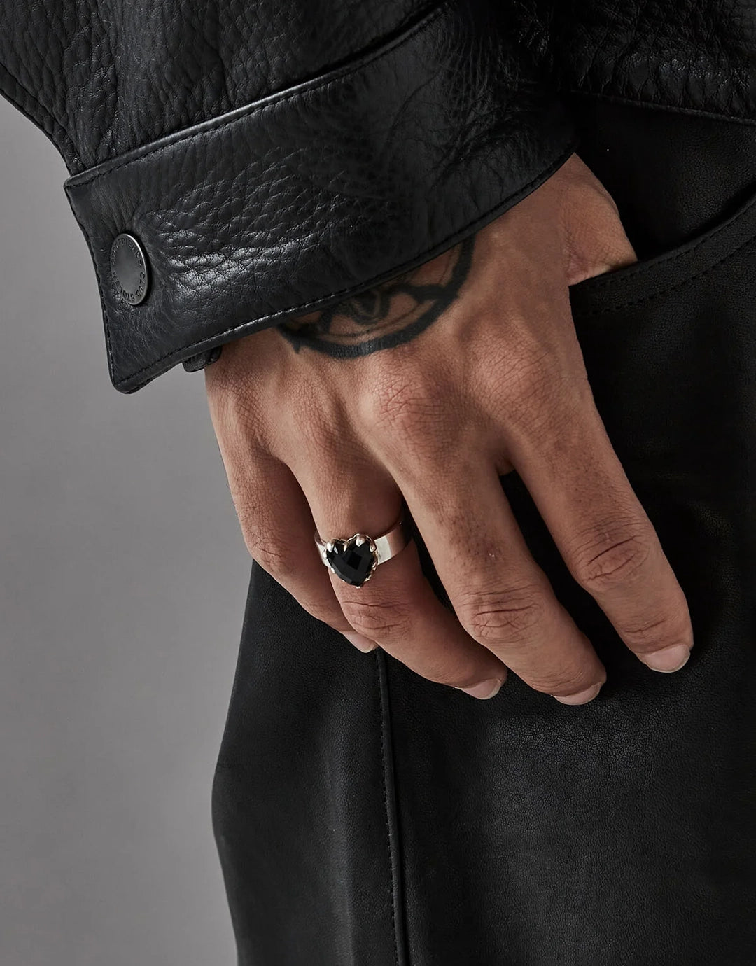 Love Claw Ring - Silver / Onyx