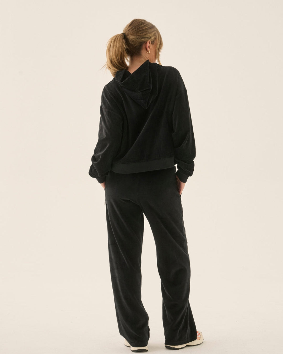 Aj Velour Hoodie - Noir - Araminta James
