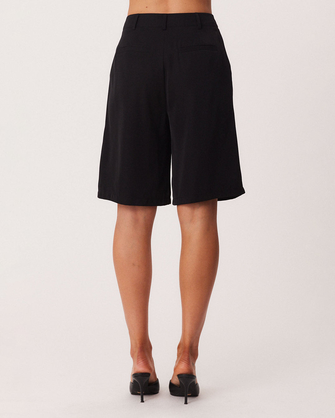 Reece Bermuda Shorts - Black - SNDYS